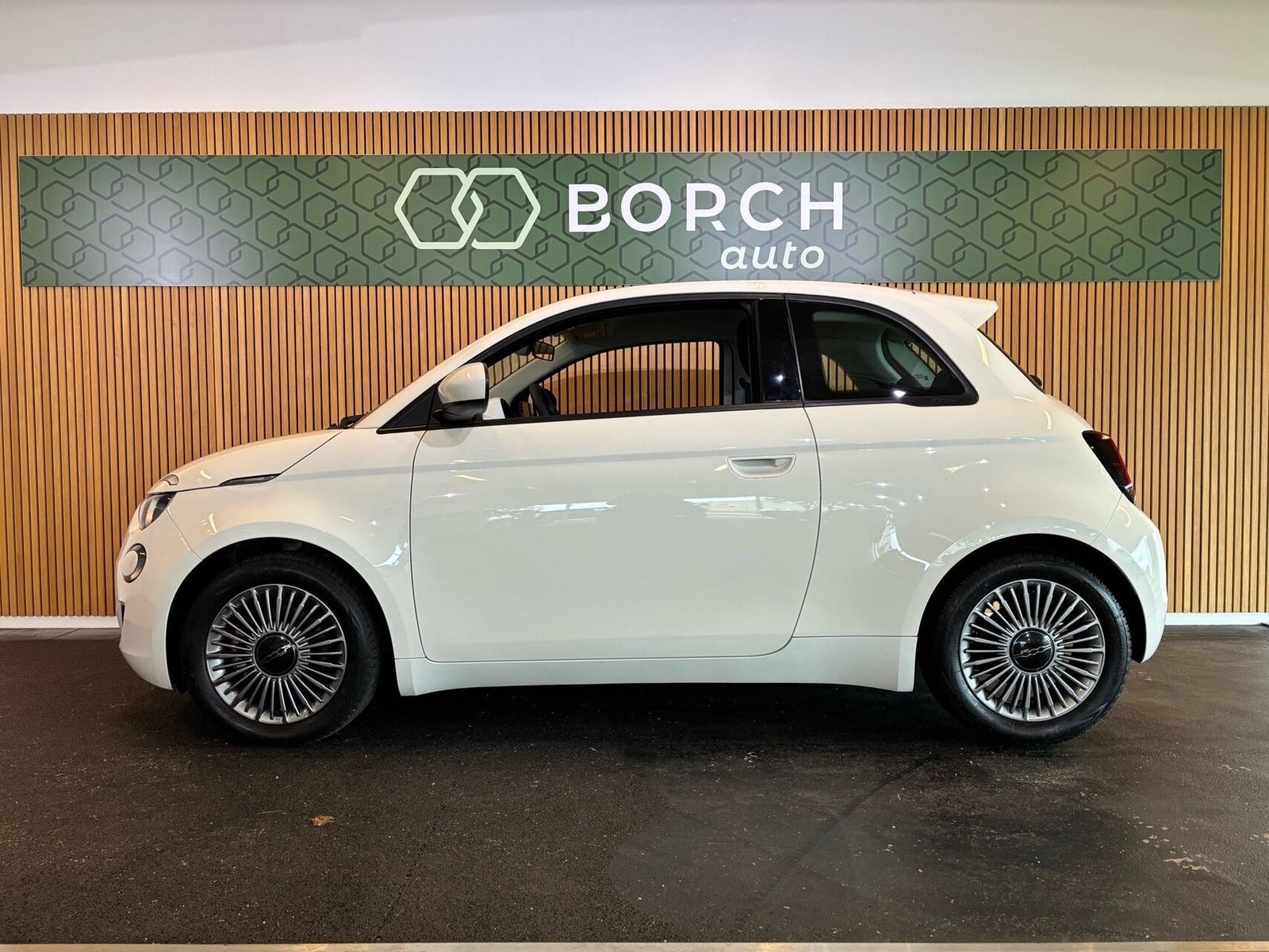 Hvid Fiat 500e fra 2023