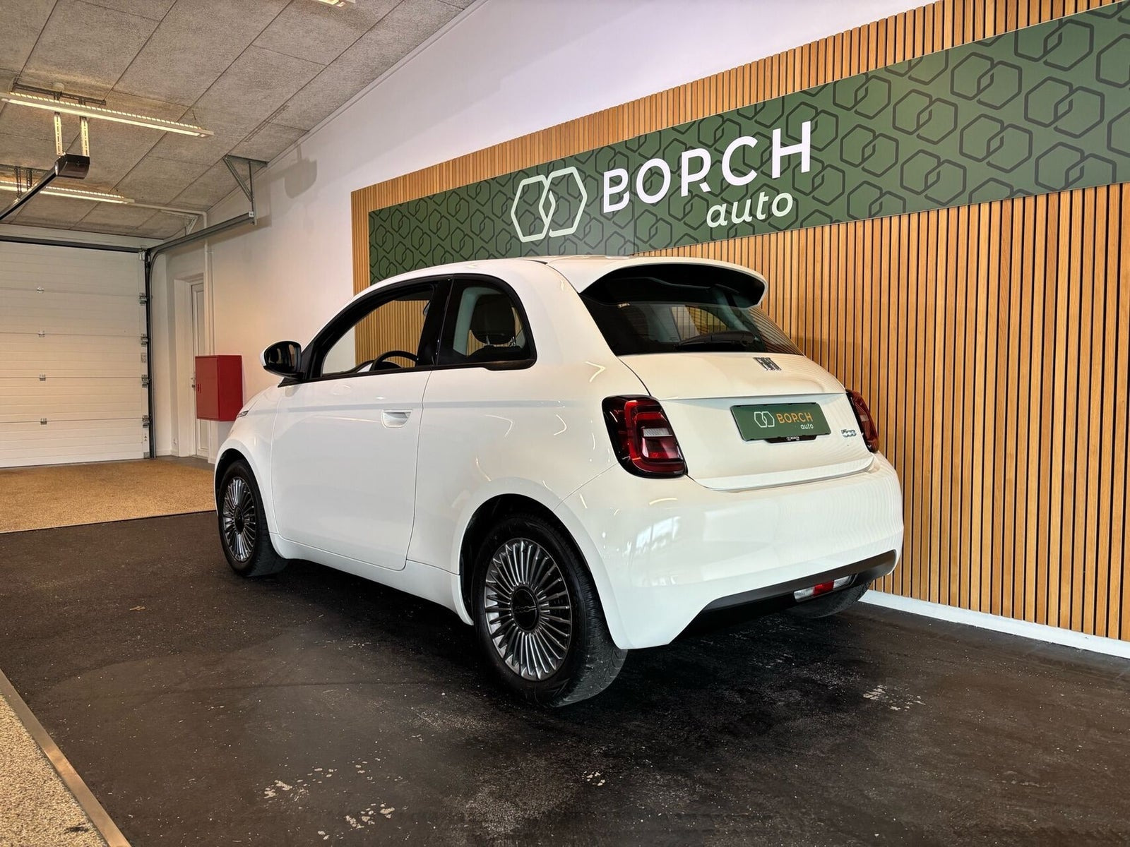 Hvid Fiat 500e fra 2023