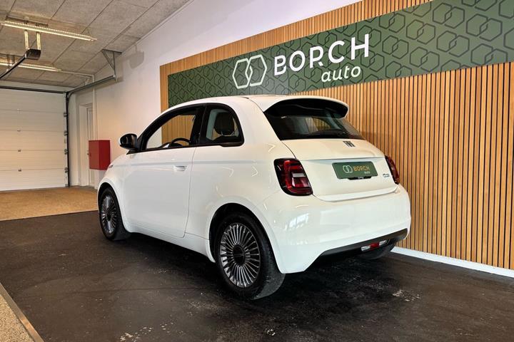 Hvid Fiat 500e fra 2023