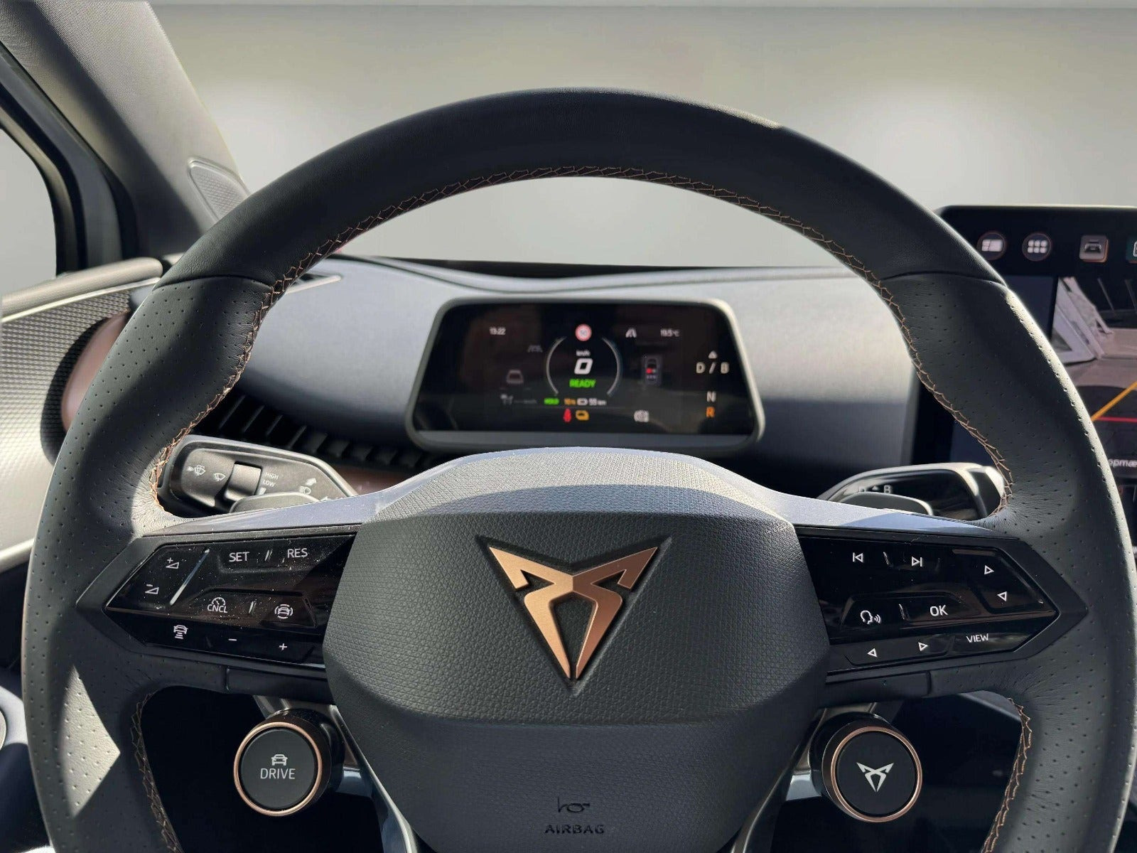 Hvid Cupra Tavascan fra 2025