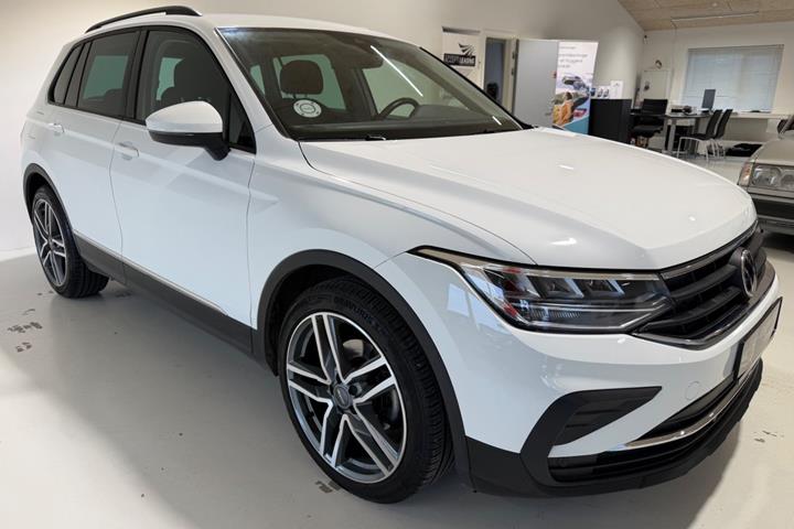 Hvid VW Tiguan fra 2021 set udefra