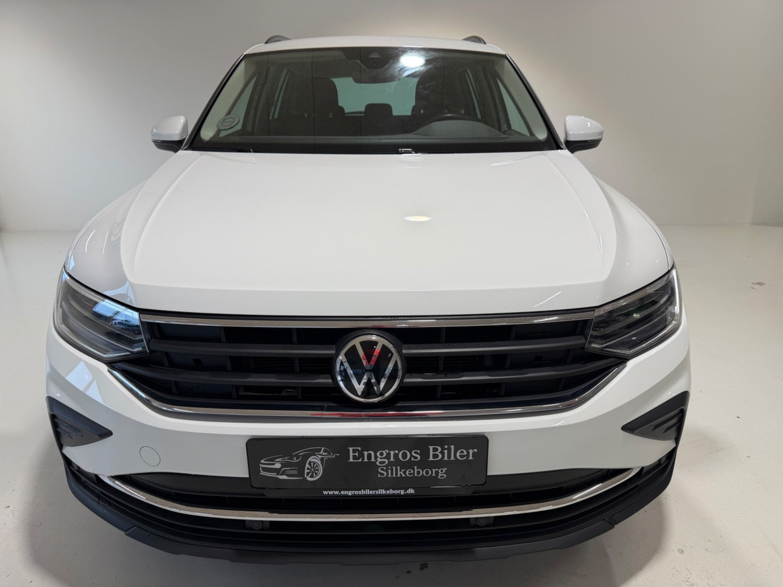 Hvid VW Tiguan fra 2021
