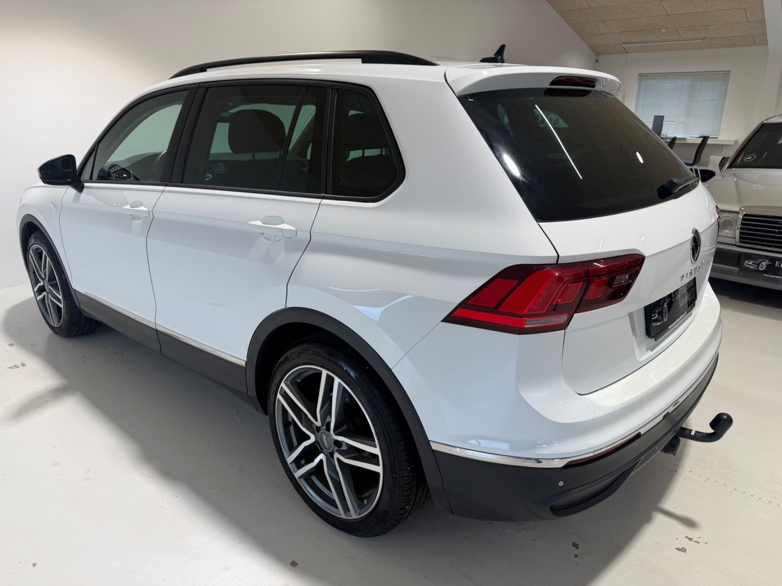 Hvid VW Tiguan fra 2021