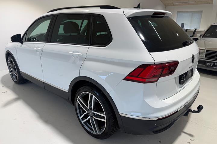 Hvid VW Tiguan fra 2021