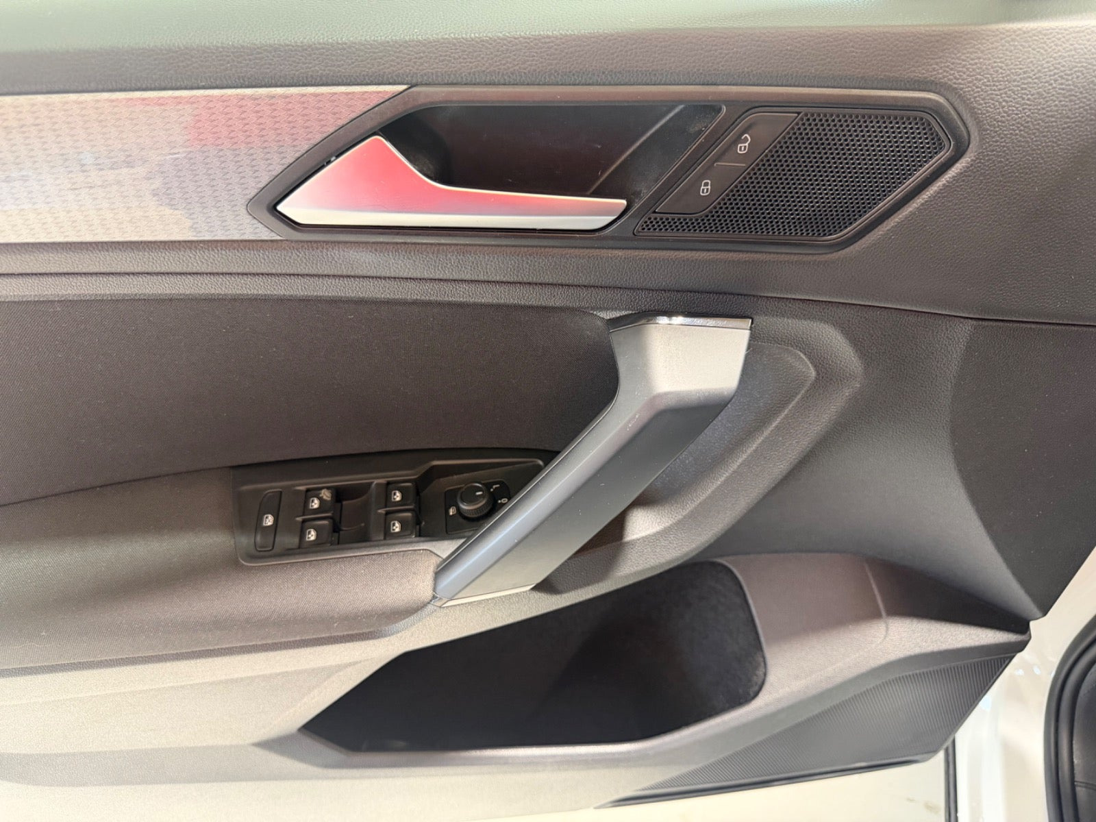 Hvid VW Tiguan fra 2021