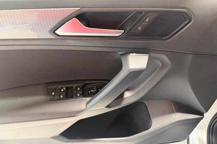 Hvid VW Tiguan fra 2021