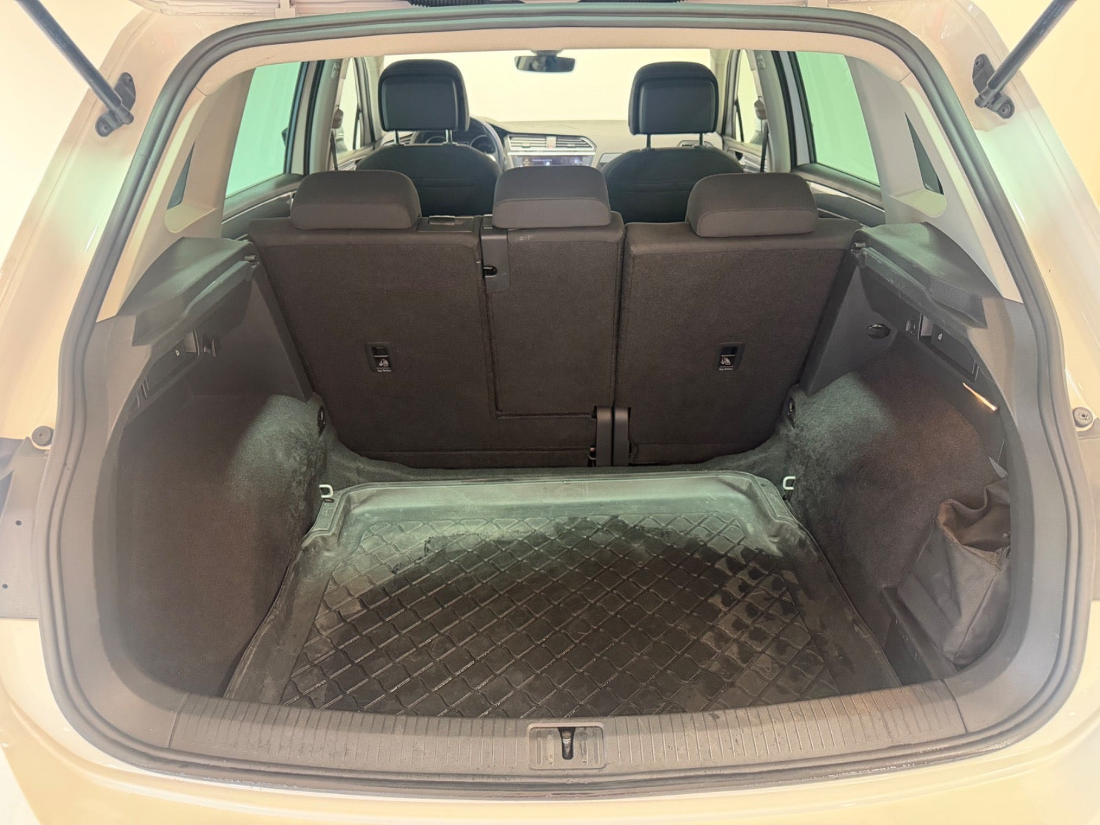 Hvid VW Tiguan fra 2021