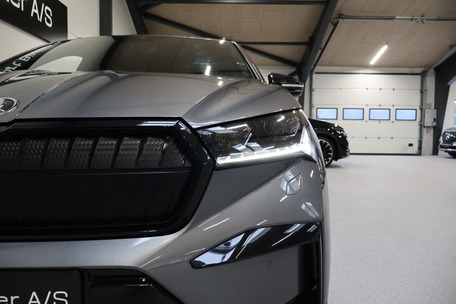 Grå Skoda Enyaq fra 2023