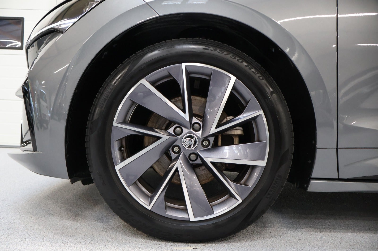 Grå Skoda Enyaq fra 2023