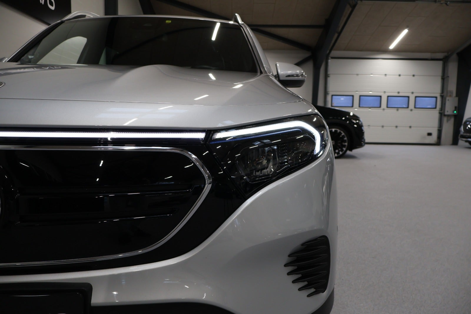 Sølv Mercedes EQB300 fra 2022