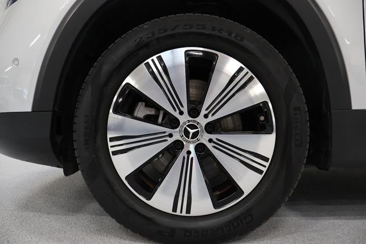 Sølv Mercedes EQB300 fra 2022