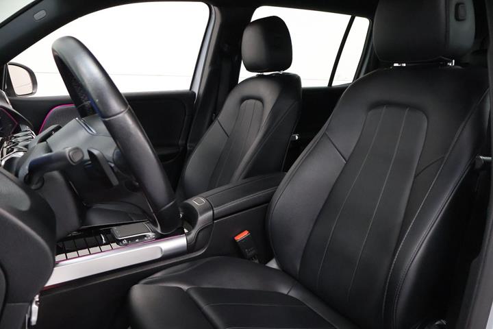 Sølv Mercedes EQB300 fra 2022
