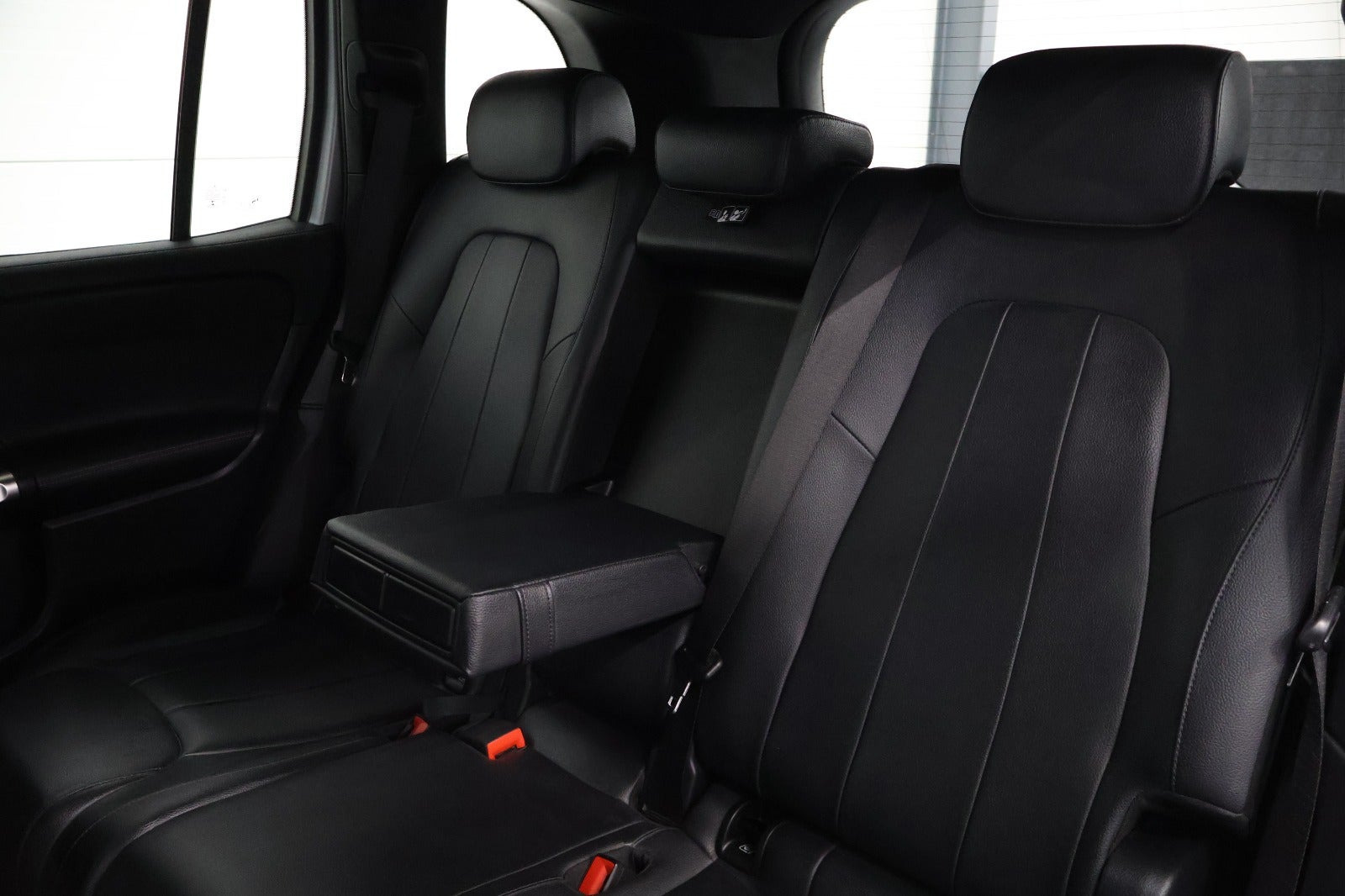 Sølv Mercedes EQB300 fra 2022