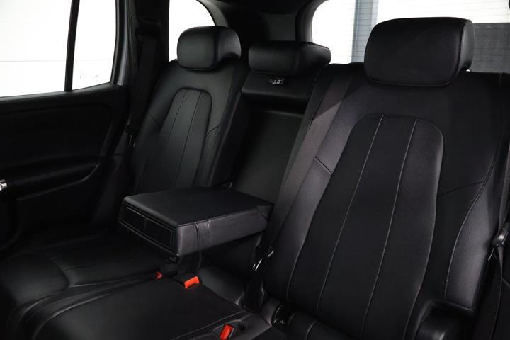 Sølv Mercedes EQB300 fra 2022