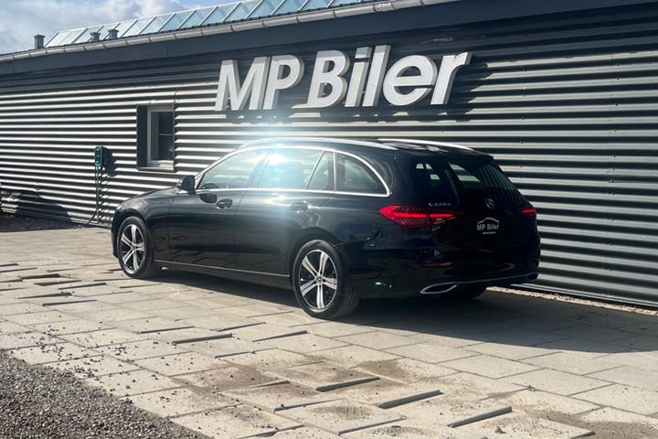 Sort Mercedes C220 d fra 2023