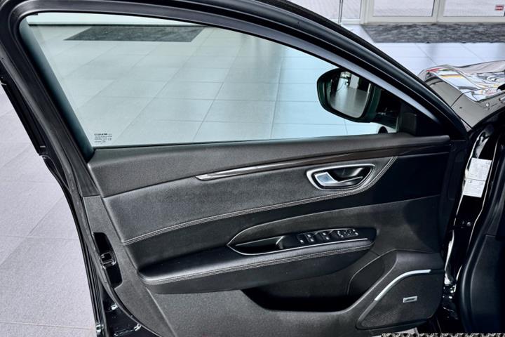 Sort Renault Talisman fra 2017