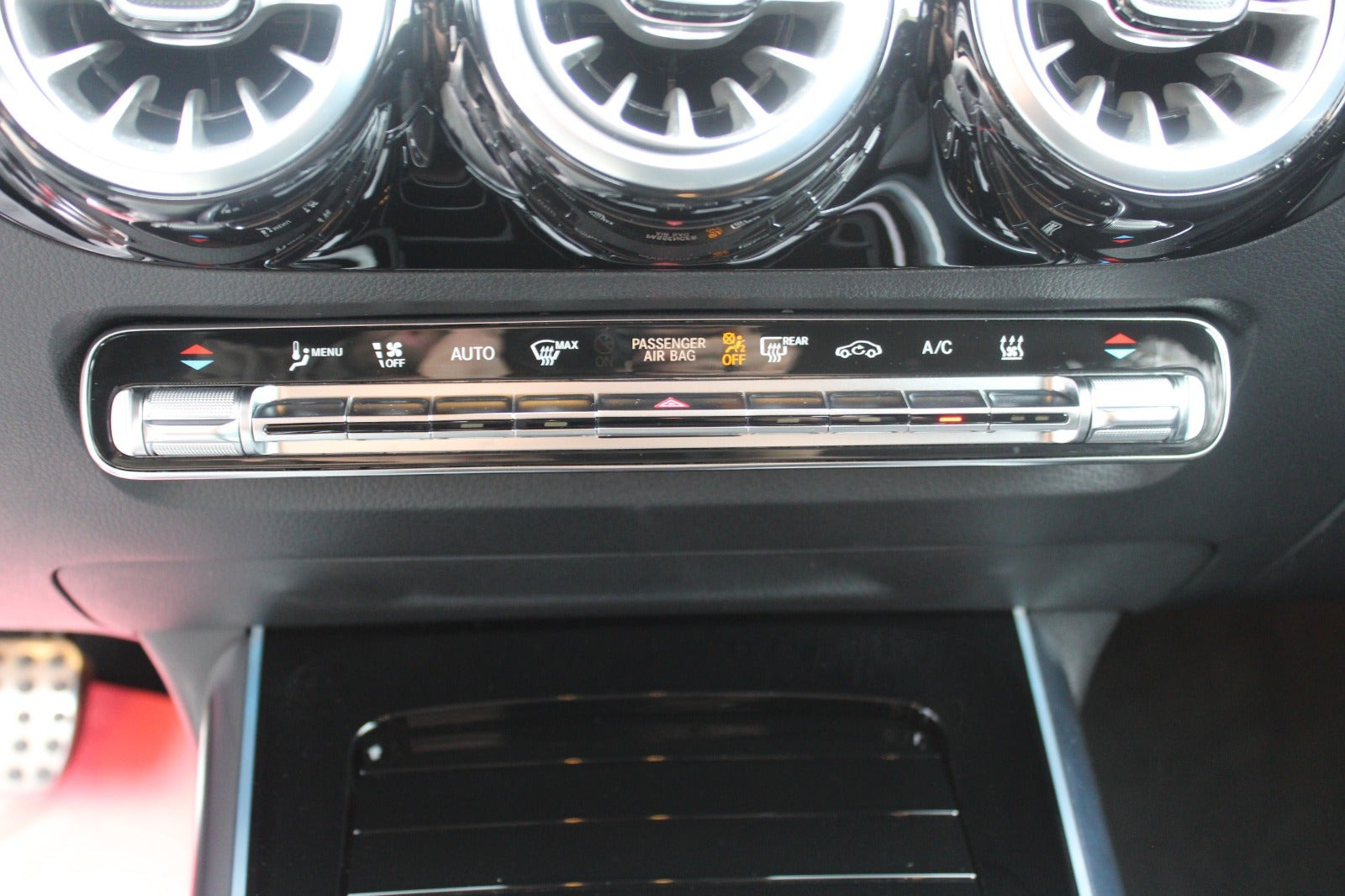 Sort Mercedes EQA300 fra 2025