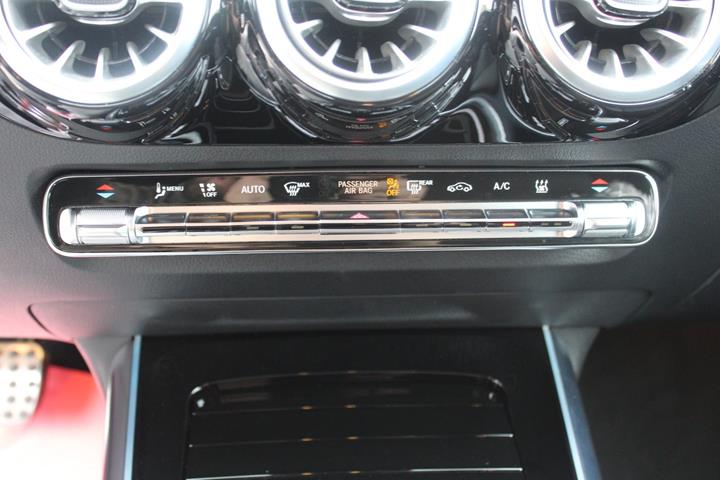 Sort Mercedes EQA300 fra 2025