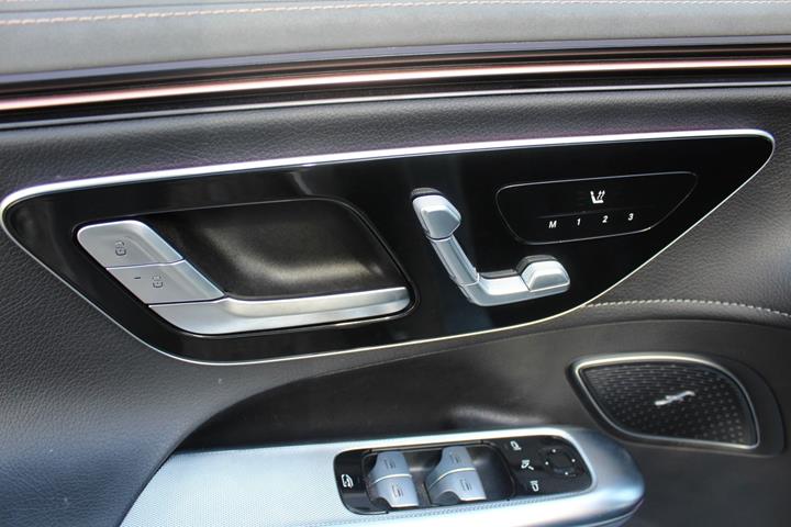 Sølv Mercedes EQE350 SUV fra 2024