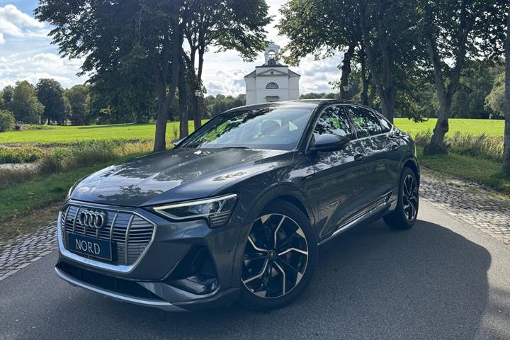 Grå Audi e-tron fra 2021