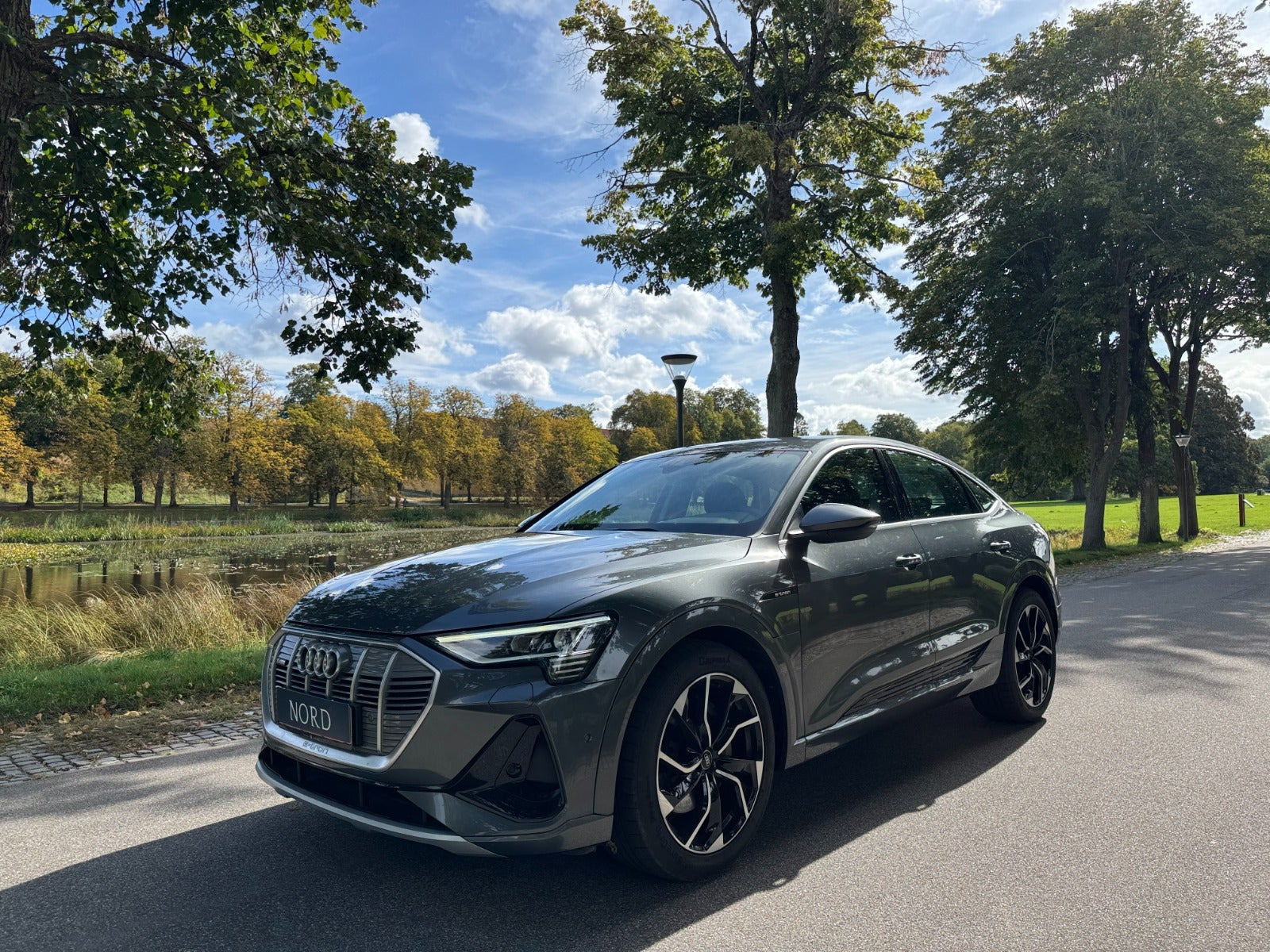 Grå Audi e-tron fra 2021