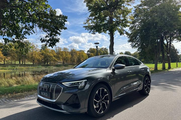 Grå Audi e-tron fra 2021