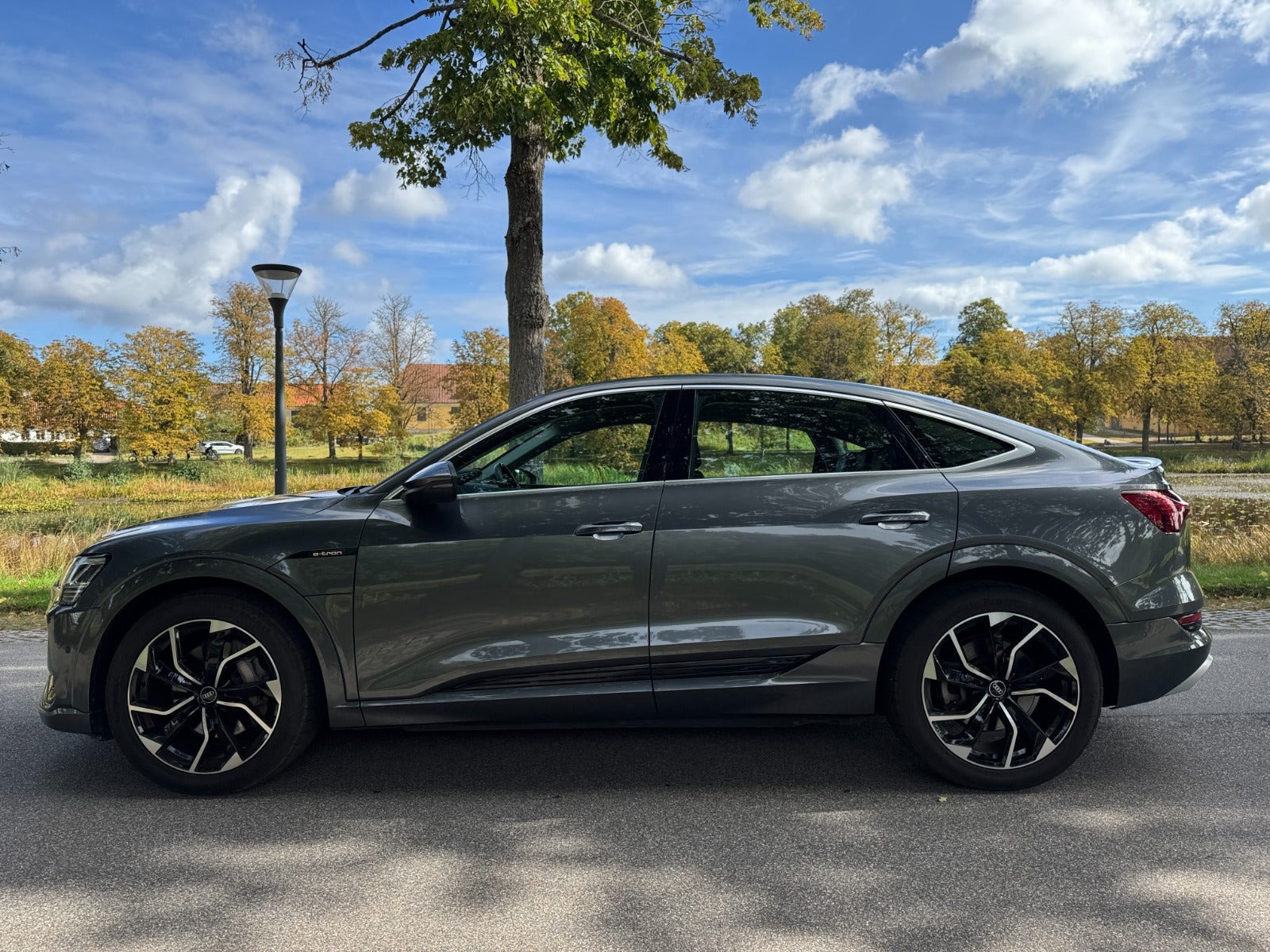 Grå Audi e-tron fra 2021