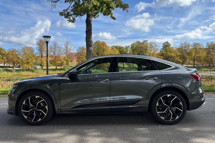 Grå Audi e-tron fra 2021