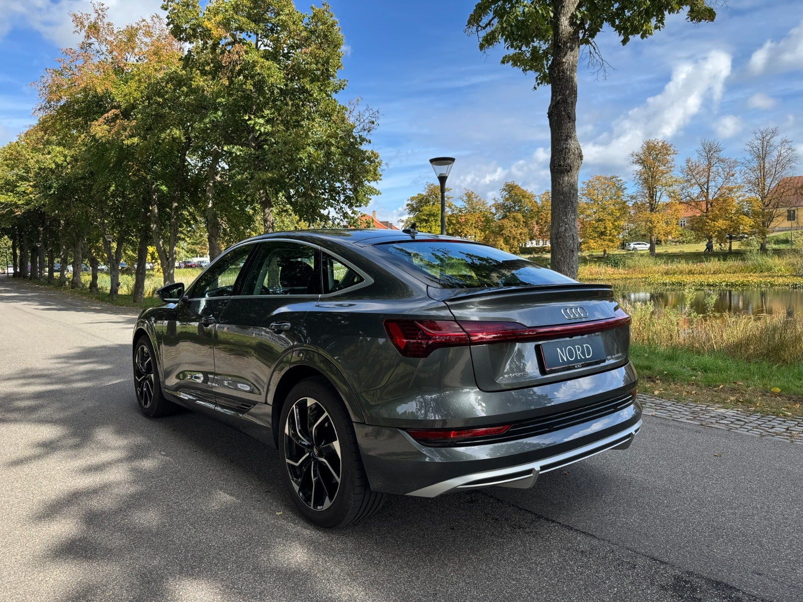 Grå Audi e-tron fra 2021