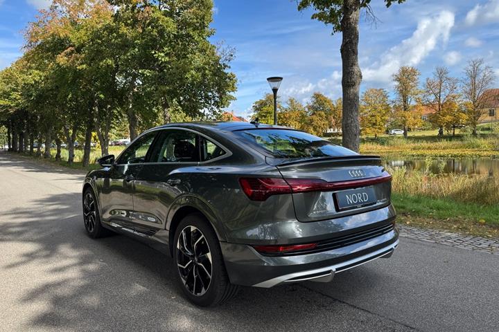 Grå Audi e-tron fra 2021