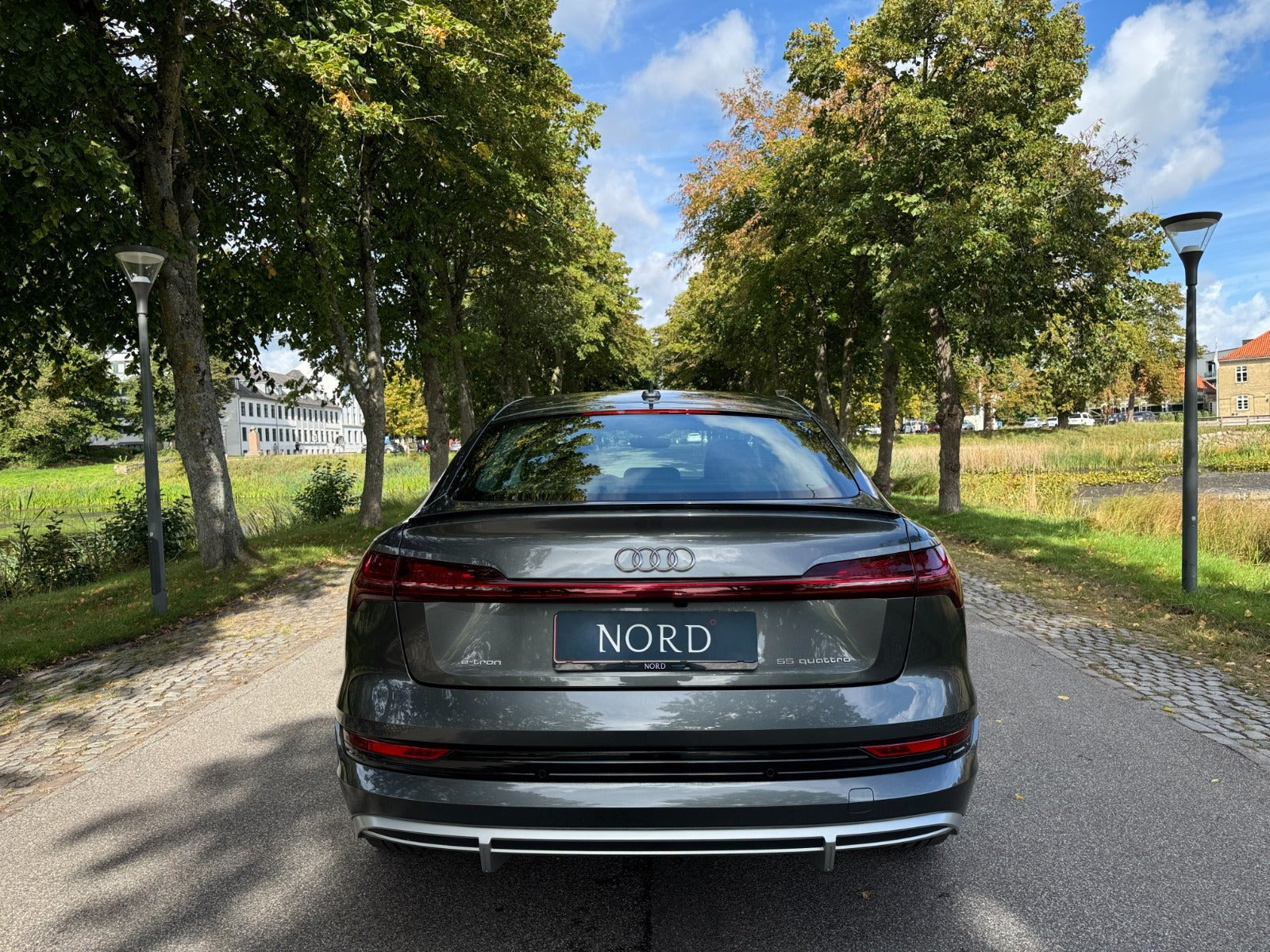 Grå Audi e-tron fra 2021