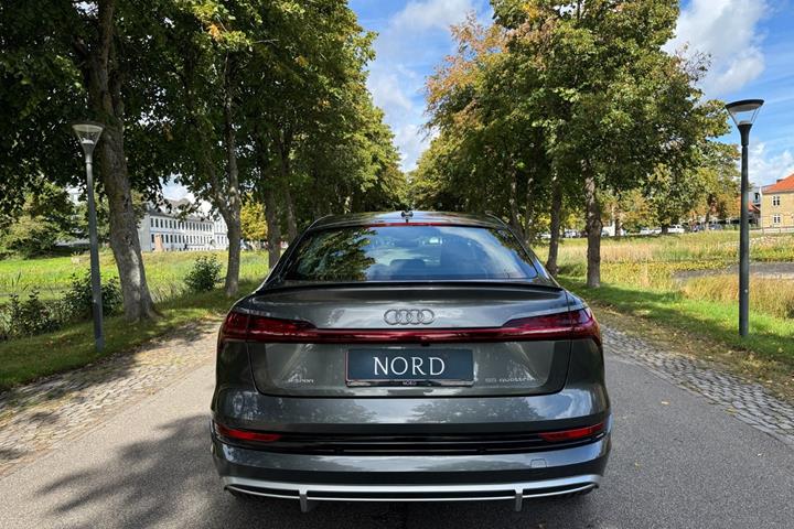 Grå Audi e-tron fra 2021