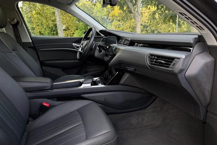 Grå Audi e-tron fra 2021