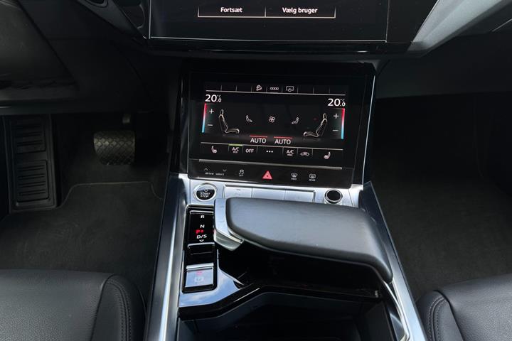 Grå Audi e-tron fra 2021