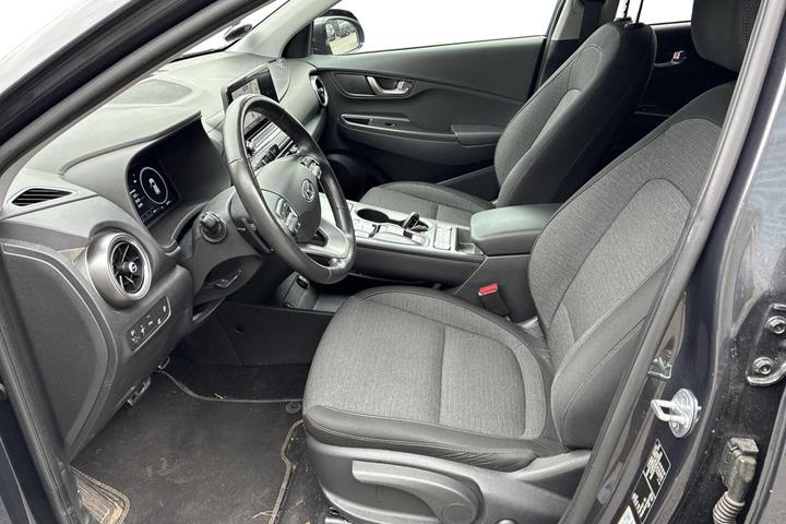 Grå Hyundai Kona fra 2021