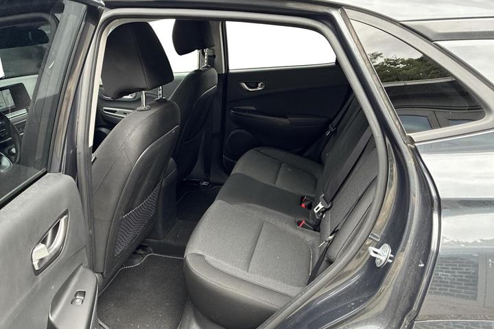 Grå Hyundai Kona fra 2021
