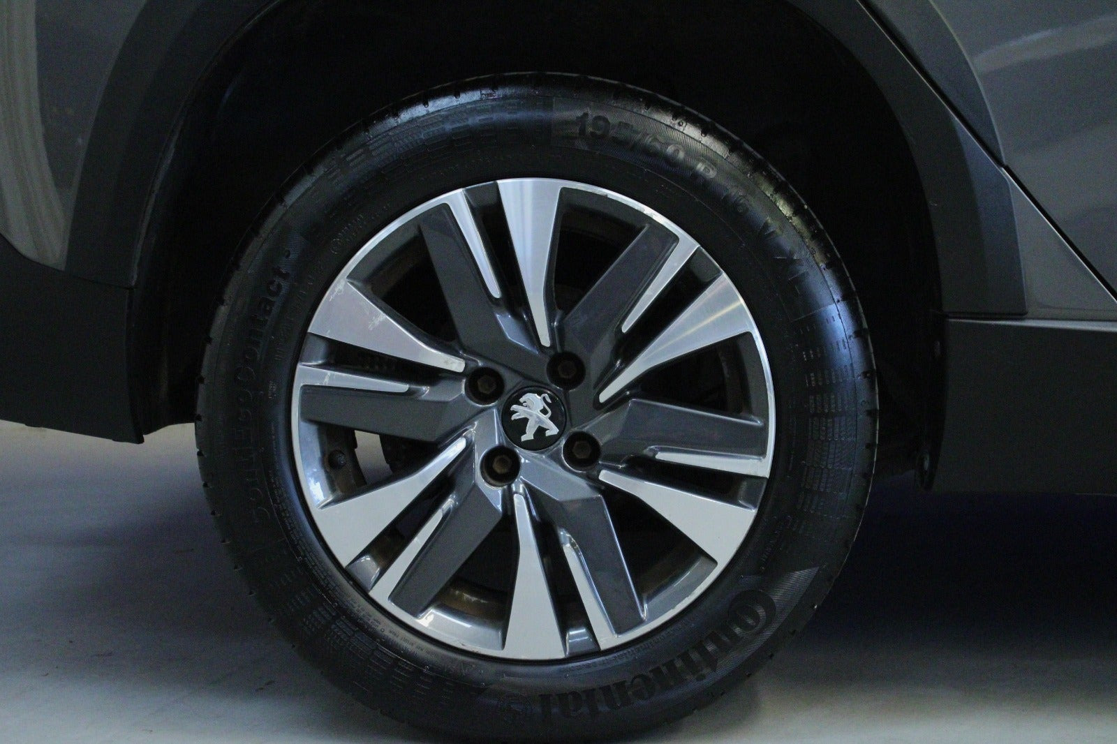 Grå Peugeot 2008 fra 2019