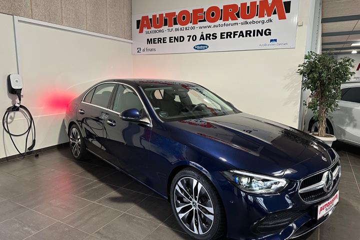 Blå Mercedes C220 d fra 2022 set udefra