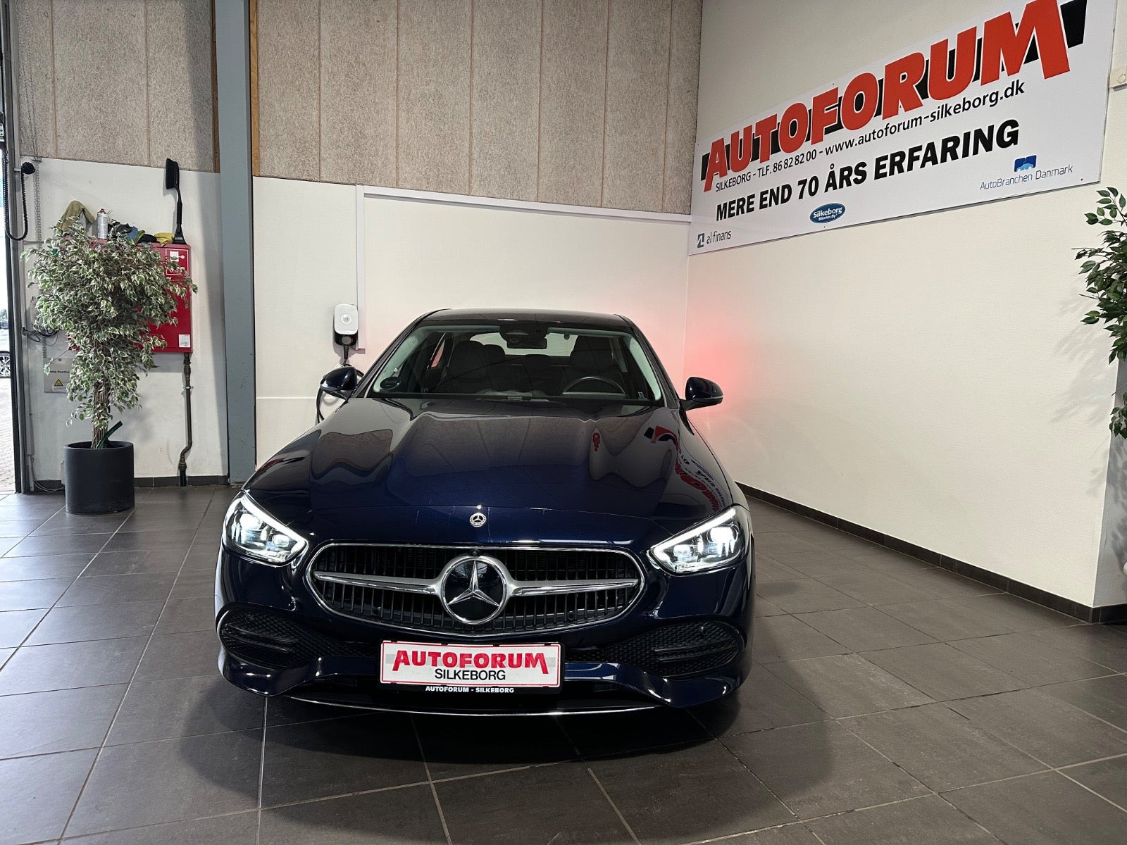 Blå Mercedes C220 d fra 2022