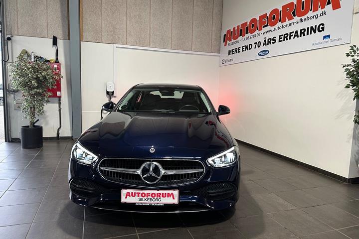 Blå Mercedes C220 d fra 2022