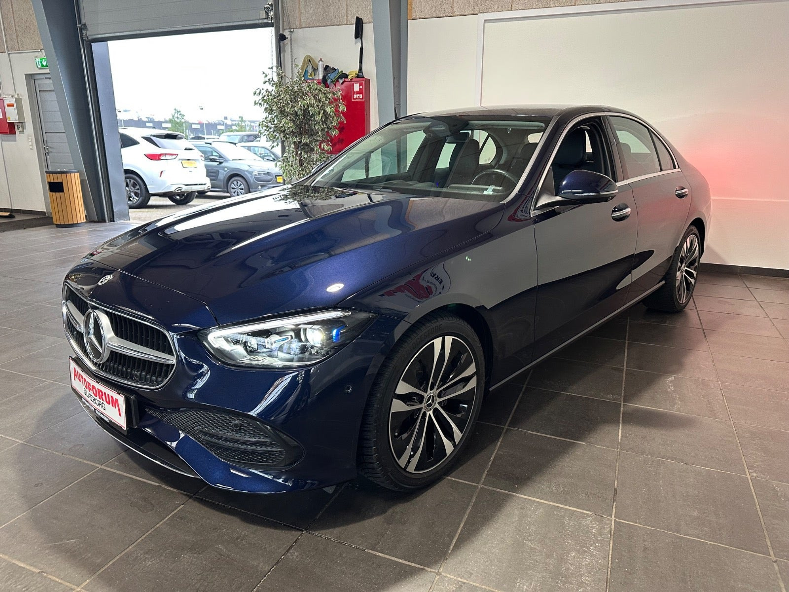 Blå Mercedes C220 d fra 2022
