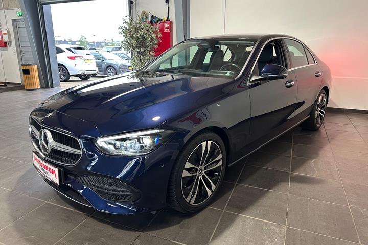 Blå Mercedes C220 d fra 2022
