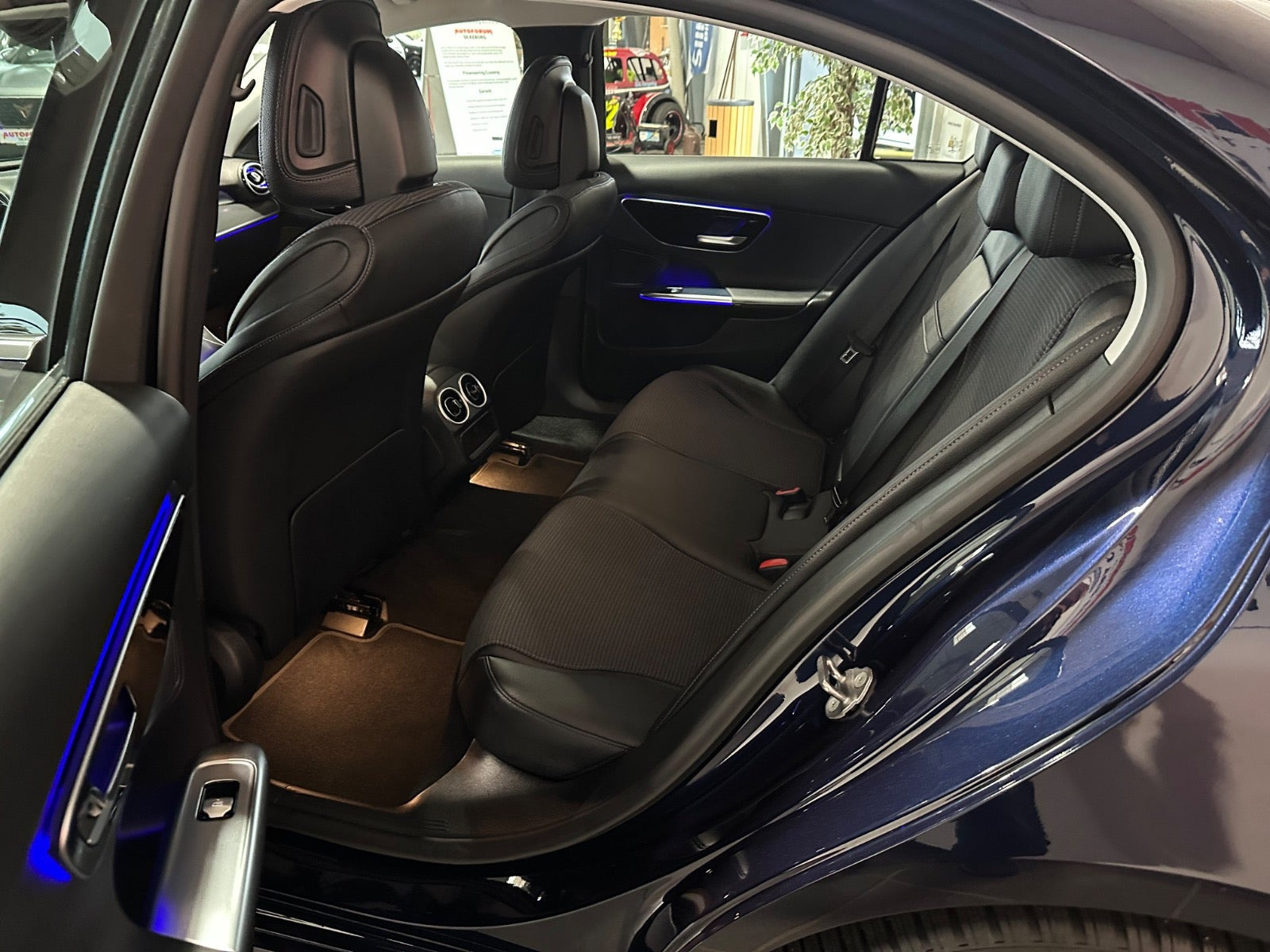 Blå Mercedes C220 d fra 2022