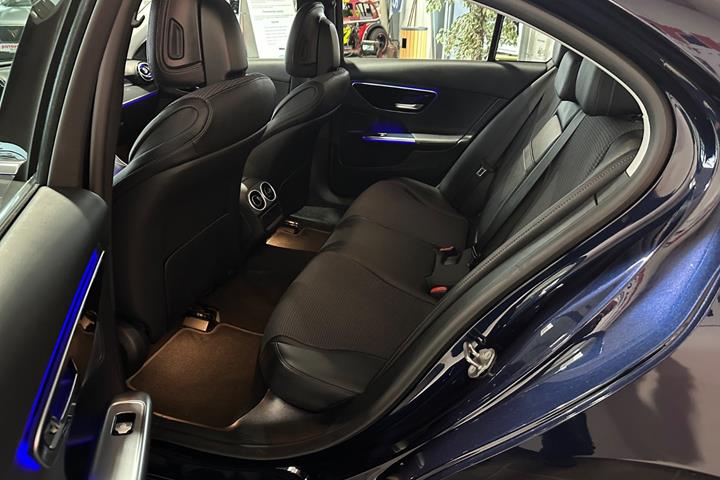 Blå Mercedes C220 d fra 2022