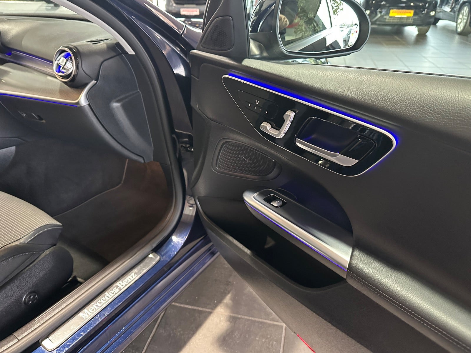 Blå Mercedes C220 d fra 2022
