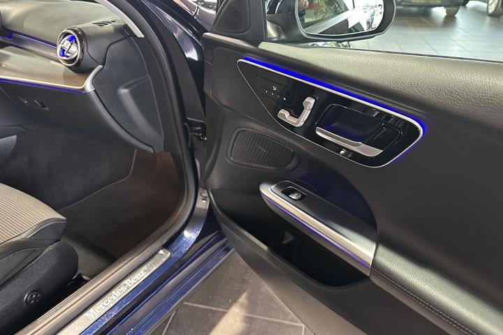 Blå Mercedes C220 d fra 2022