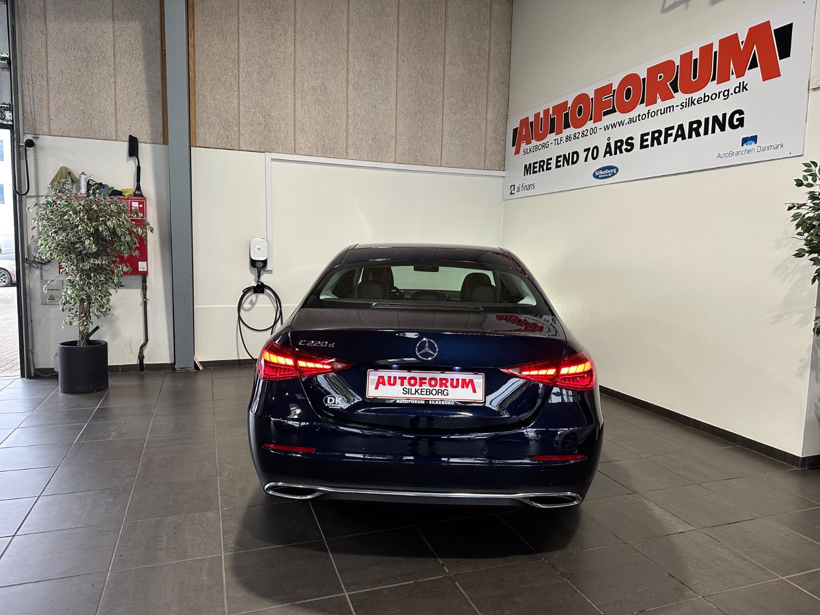 Blå Mercedes C220 d fra 2022