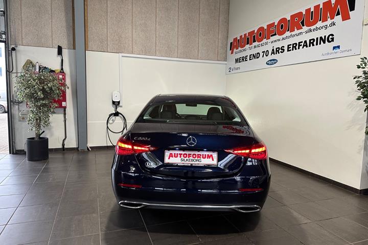 Blå Mercedes C220 d fra 2022