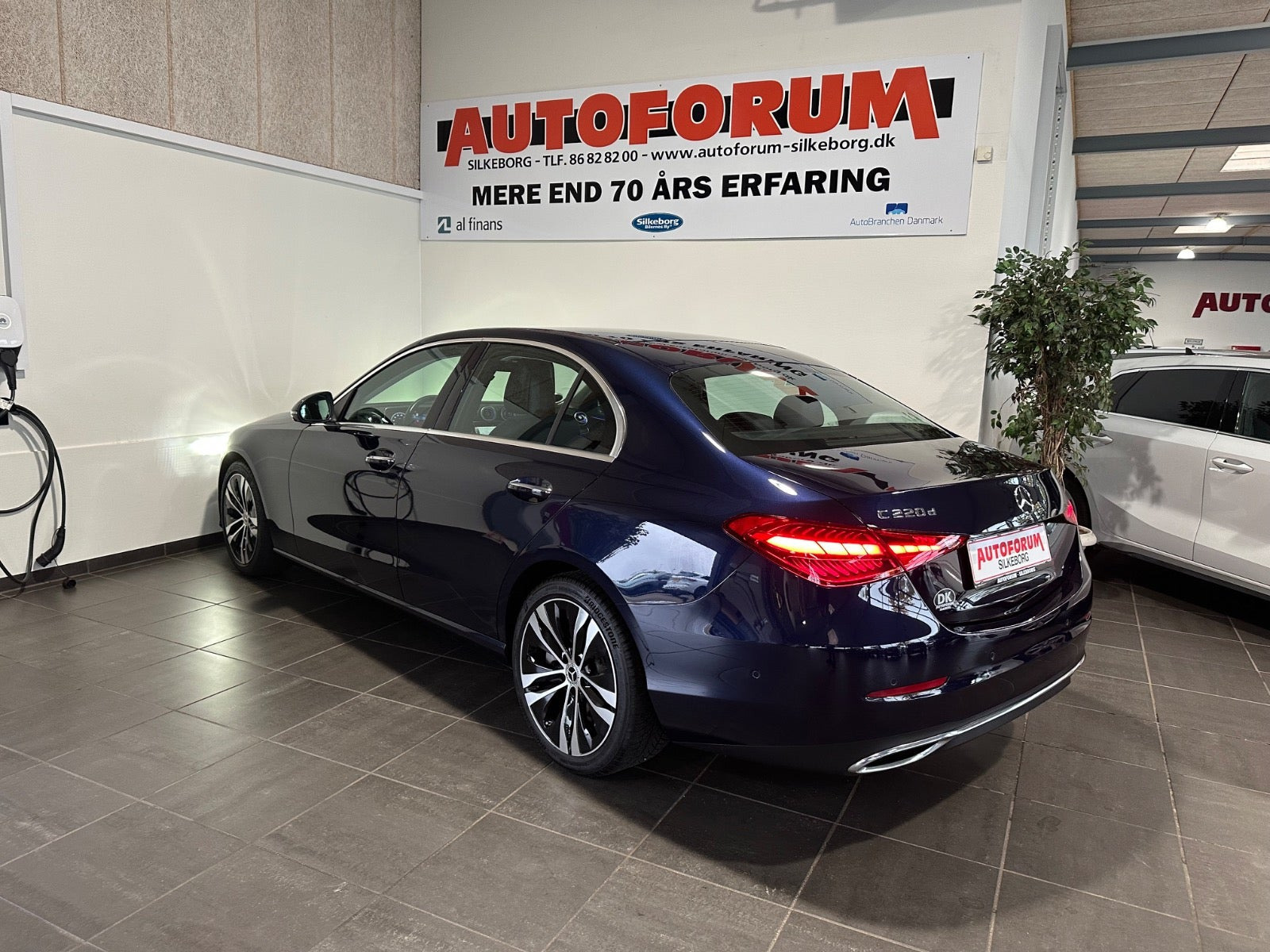 Blå Mercedes C220 d fra 2022