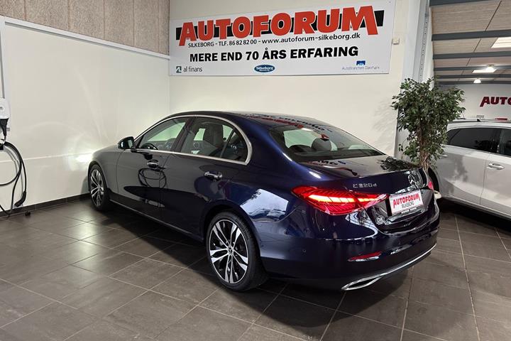 Blå Mercedes C220 d fra 2022